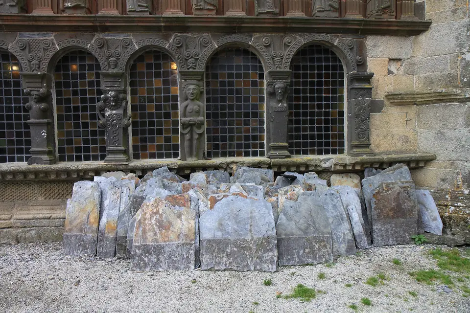 Ardoises anciennes déposées au pied de l'ossuaire de Sizun pendant la réfection de sa toiture.