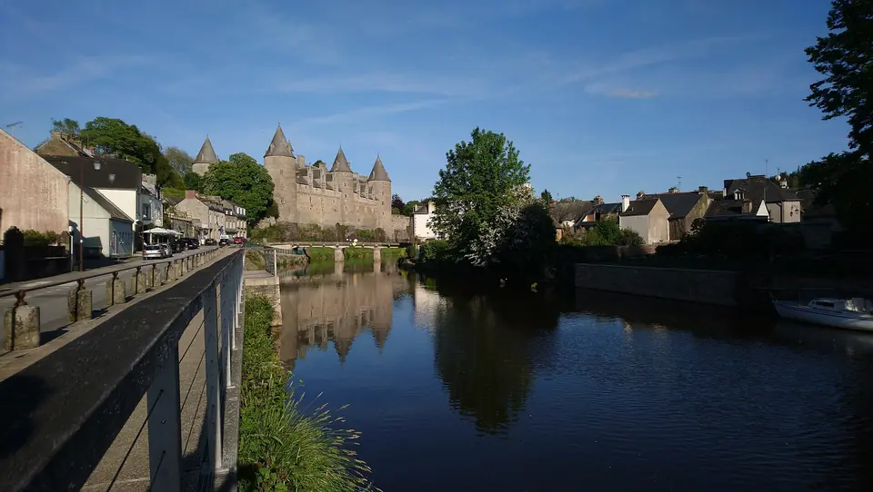 Le château de Josselin et ses toits d'ardoise au bord de l'Oust.
