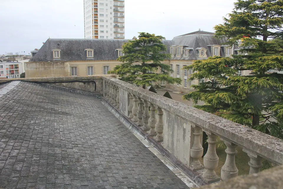 Toitures en ardoise de l'hôtel Gabriel à Lorient, vues depuis l'aile est.