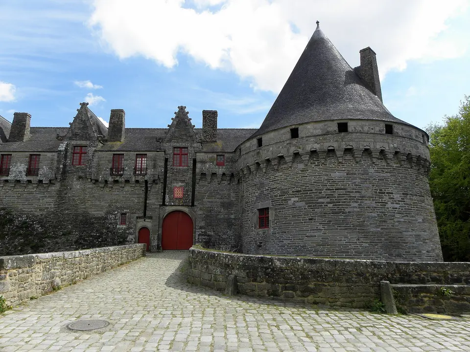 Château des Rohan à Pontivy, façade ouest et tour coiffée d'un toit conique en ardoise.