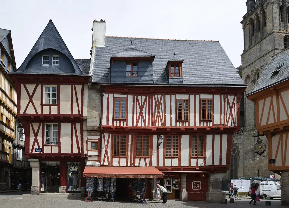 Maisons à pans de bois du XVIe siècle place Henri-IV à Vannes, coiffées de toits d'ardoise à lucarnes.